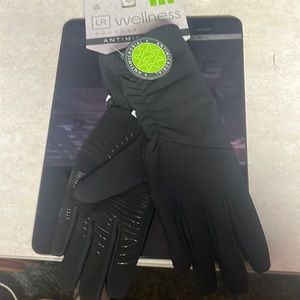UR Wellness women’s gloves